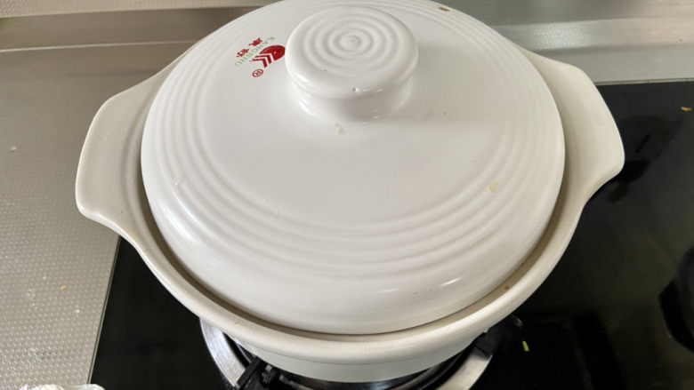 海带豆腐汤,煮开后转小火,加盖炖煮5分钟