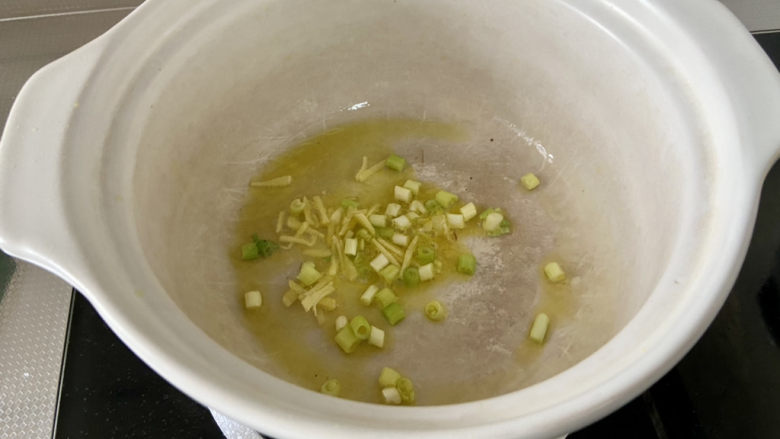 海带豆腐汤,取汤锅,热锅加适量食用油,加入姜丝葱白,小火煸香