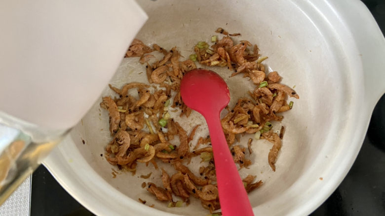 海带豆腐汤,淋半汤匙<a style='color:red;display:inline-block;' href='/shicai/ 718'>料酒</a>,煸炒去腥