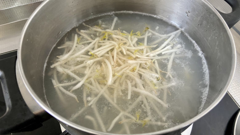 黄瓜拌面,准备好调味汁,坐锅烧水,水开下绿豆芽焯水半分钟捞出