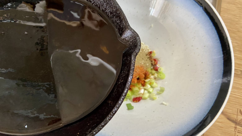 黄瓜拌面,分次浇上八成热的热油,拌匀