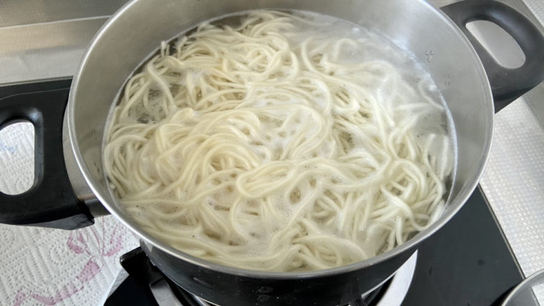 黄瓜拌面,水再次煮开后加入面条,中小火煮3分钟,中间可以点两次水,煮到自己喜欢的软硬程度