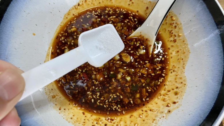 黄瓜拌面,两汤匙凉开水,拌匀,尝下咸淡根据自己口味添加少许食盐