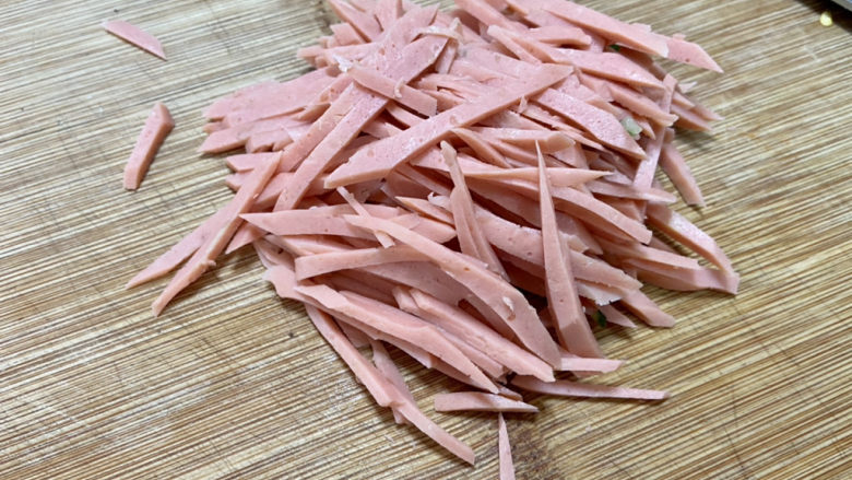 黄瓜拌面,火腿肠切丝