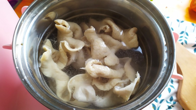 青椒炒大肠,把猪大肠直接放锅中,加入适量凉水,大火烧开后,转小火继续猪30-40分钟