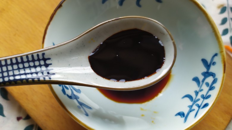 青椒炒大肠,准备一碗料汁：<a style='color:red;display:inline-block;' href='/shicai/ 718'>料酒</a>、<a style='color:red;display:inline-block;' href='/shicai/ 788'>生抽</a>、<a style='color:red;display:inline-block;' href='/shicai/ 762'>老抽</a>