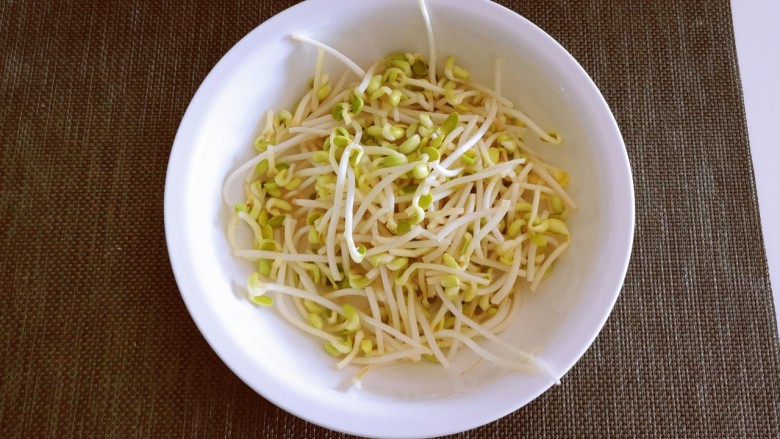 干煸黄豆芽,<a style='color:red;display:inline-block;' href='/shicai/ 2692'>黄豆芽</a>去掉根部，清洗干净。
