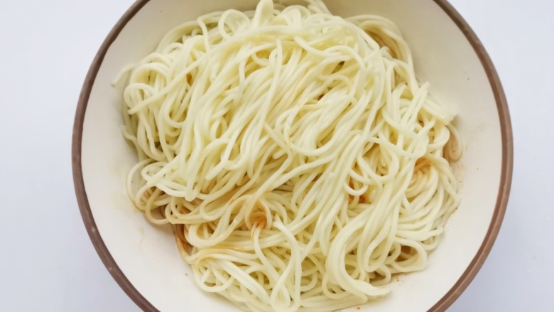 黄瓜拌面,放入碗中,