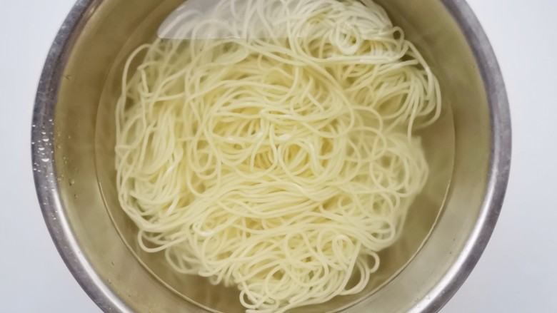 黄瓜拌面,捞出过凉,