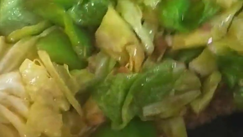 双椒手撕包菜,加入适量盐，<a style='color:red;display:inline-block;' href='/shicai/ 7963'>虾粉</a>炒均匀即可。