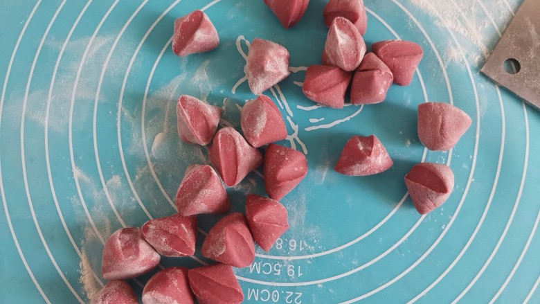 花朵馒头,再分成大小均匀的剂子,擀成饺子皮大小的剂子