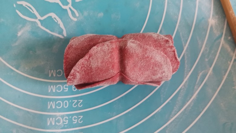 花朵馒头,从上往下卷起来,用刀从中间切开