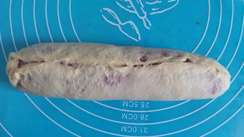 西瓜吐司,包住红色的面团,包紧时就是西瓜瓤