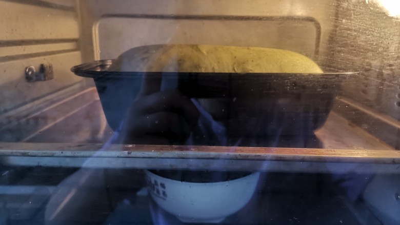 西瓜吐司,然后送入烤箱开50度,二次发酵40分钟,下面放一碗开水增加湿度