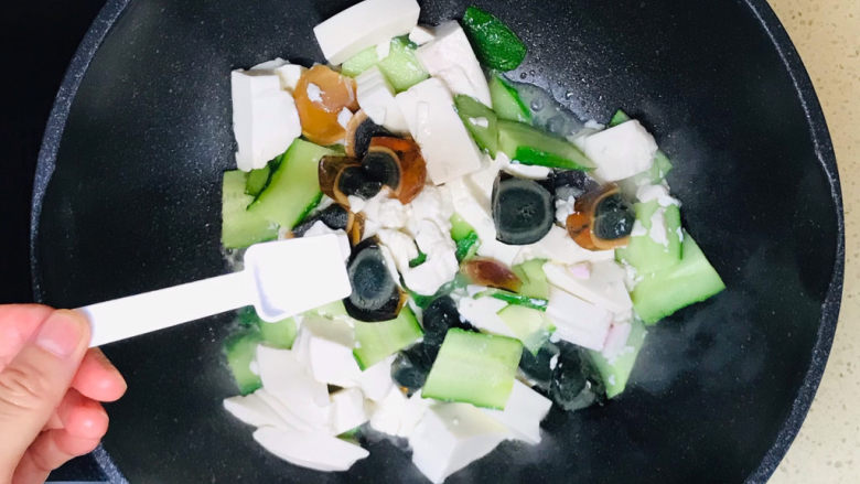 皮蛋豆腐汤,翻炒均匀后,撒入盐调味
