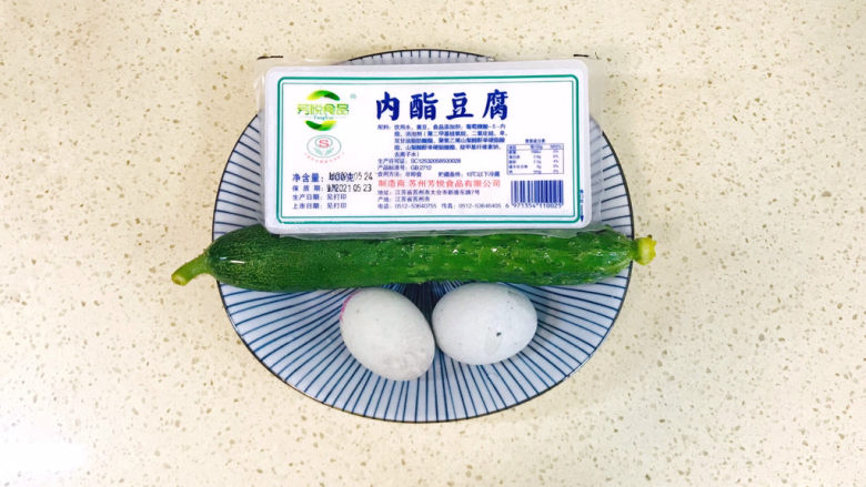 皮蛋豆腐汤,准备好食材