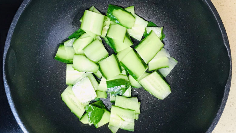 皮蛋豆腐汤,起油锅,油烧热后,加入黄瓜片,煸炒至恹恹