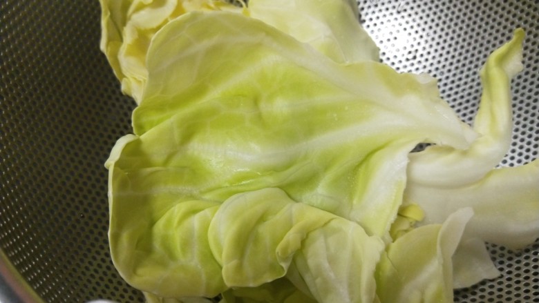 双椒手撕包菜,将圆白菜洗净用手撕碎