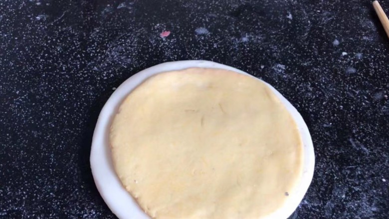 花朵馒头,把白面饼上抹上一层清水,放上黄面饼