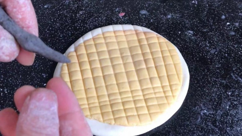 花朵馒头,把黑面团揪成绿豆大的剂子