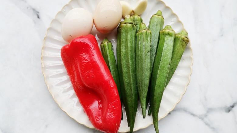 秋葵煎蛋,准备好所有食材。