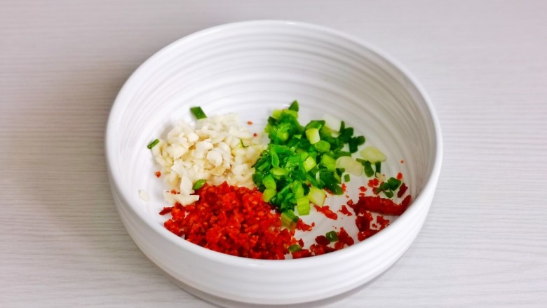 皮蛋豆腐汤,蒜末,葱花,<a style='color:red;display:inline-block;' href='/shicai/ 87785'>辣椒碎</a>放入碗中。