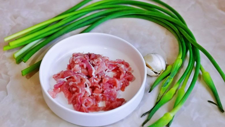 葱爆肉丝,准备食材,<a style='color:red;display:inline-block;' href='/shicai/ 4613'>肉丝</a>提前切好。