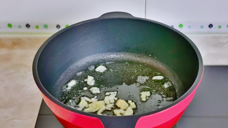 葱爆肉丝,起油锅,加入切好的蒜炒香,再加入腌制好的肉丝煸炒至变色。