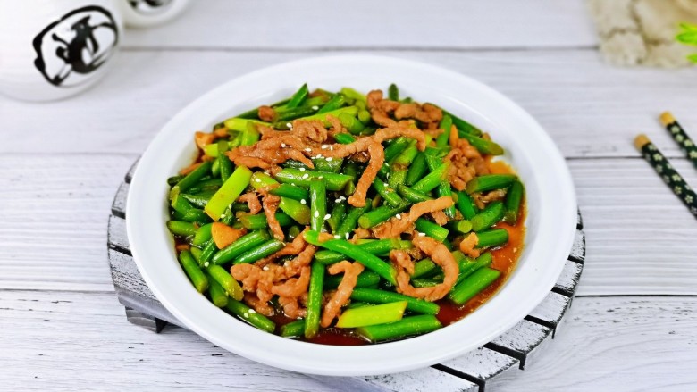 葱爆肉丝,盛出装盘,撒上熟白芝麻。