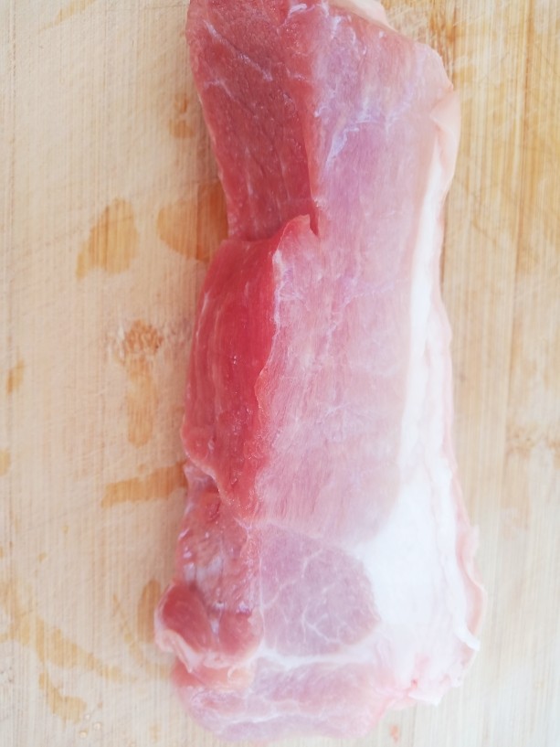 茄泥肉丸,准备一条略瘦的<a style='color:red;display:inline-block;' href='/shicai/ 414'>猪肉</a>,清洗干净 。