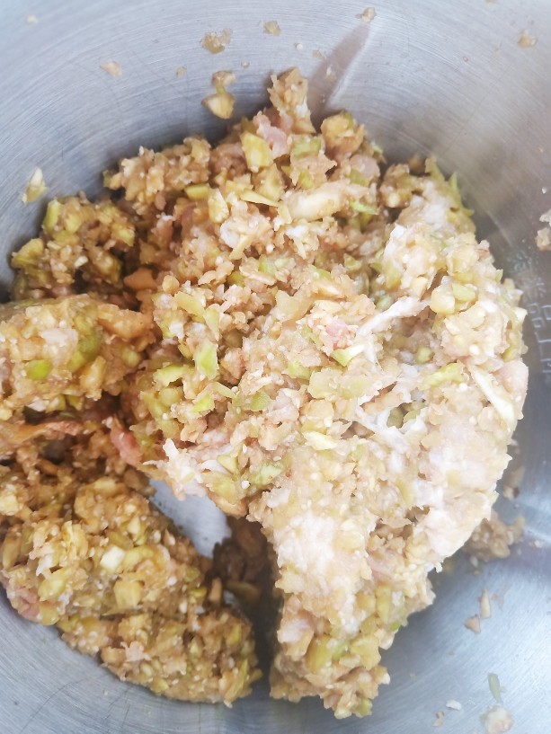 茄泥肉丸,准备几个茄子清洗干净切成块儿,放入绞肉机中搅成泥状。