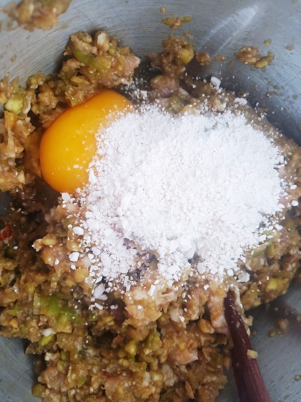 茄泥肉丸,再加入一个鸡蛋,两大勺面粉,一勺生粉 搅拌均匀。