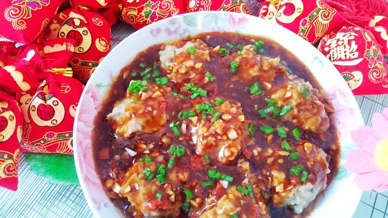 茄泥肉丸,再撒入少许葱花,美味完成。