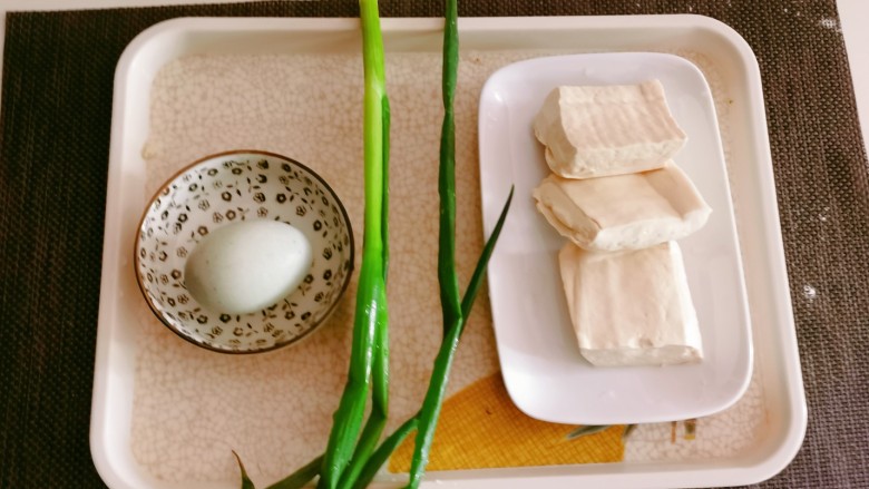 皮蛋豆腐汤,食材准备好。