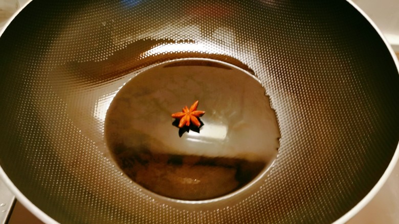 皮蛋豆腐汤,起油锅放入食用油,油热后放入<a style='color:red;display:inline-block;' href='/shicai/ 695'>八角</a>。