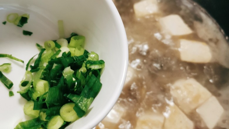 皮蛋豆腐汤,撒上葱碎,翻拌均匀。