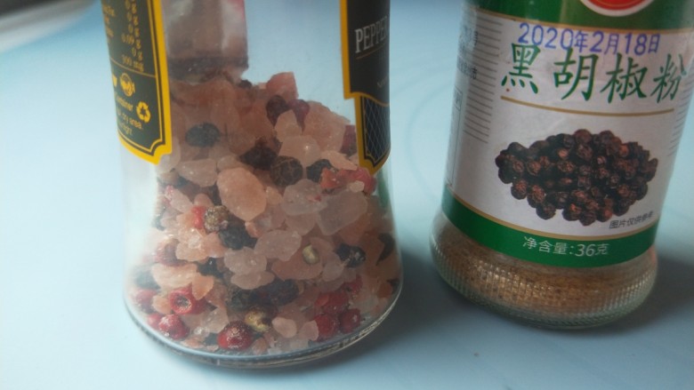 秋葵煎蛋,加入胡椒粉,玫瑰盐。