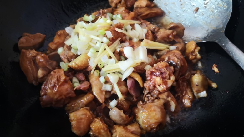 菠萝炒鸡,炒至鸡肉微微发黄,放入葱姜蒜炒出香味
