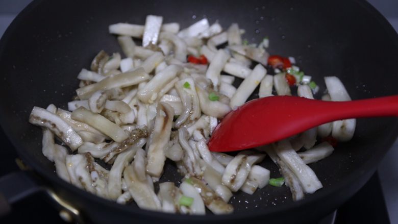 鱼香茄子盖饭,再加入蒸好的茄子翻炒