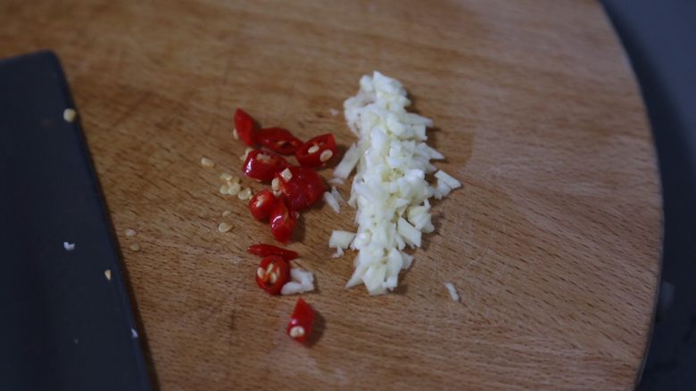鱼香茄子盖饭,蒜切碎,小米辣切丁