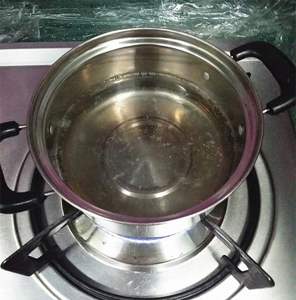 玫瑰花苹果派,加适量清水,煮成糖水