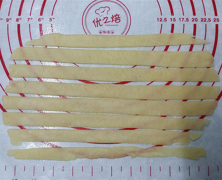玫瑰花苹果派,擀成长方形簿片,再切成2cm左右宽的长条