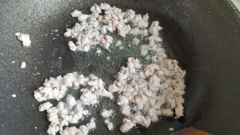 鱼香茄子盖饭,锅里油底油,下入肉末炒翻炒至变色