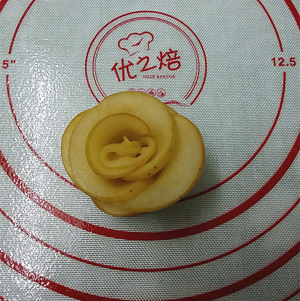玫瑰花苹果派,然后从一端卷起,收口处捏紧