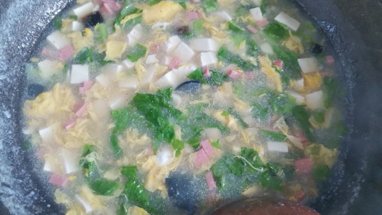皮蛋豆腐汤,最后后下入生菜搅拌均匀即可,关火出锅