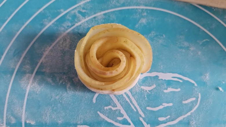 玫瑰花苹果派,从左向右卷起来,一个玫瑰花苹果就做好了