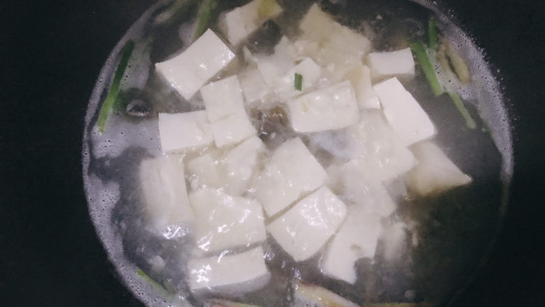 皮蛋豆腐汤,再加豆腐煮2~3分钟