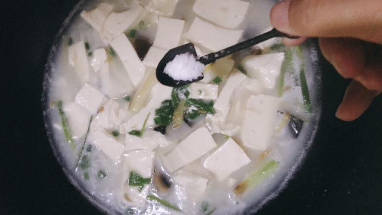 皮蛋豆腐汤,最后撒上葱花,加盐调味即可
