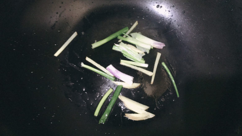 皮蛋豆腐汤,起油锅,下姜头和葱丝炝锅