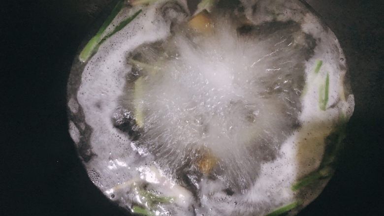皮蛋豆腐汤,加入适量水煮开,加入皮蛋